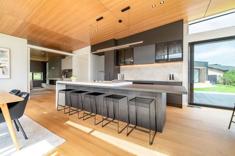 Photo of property in 43 Paekakariki Hill Road, Pauatahanui, Porirua, 5381