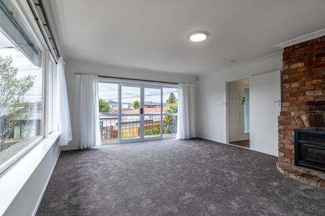 Photo of property in 12 Taipari Road, Te Atatu Peninsula, Auckland, 0610