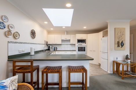 Photo of property in 32 Hadleigh Court, Paraparaumu, 5032