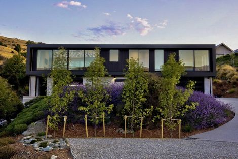 Photo of property in 8 Spring Hill Road, Kelvin Heights, Queenstown, 9300