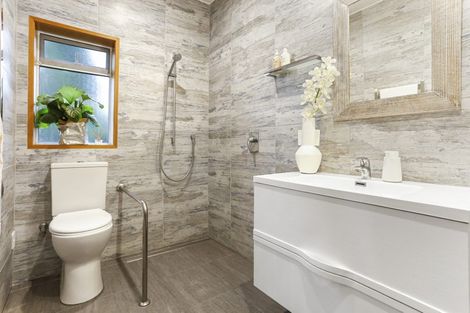 Photo of property in 156 Candia Road, Henderson Valley, Auckland, 0614