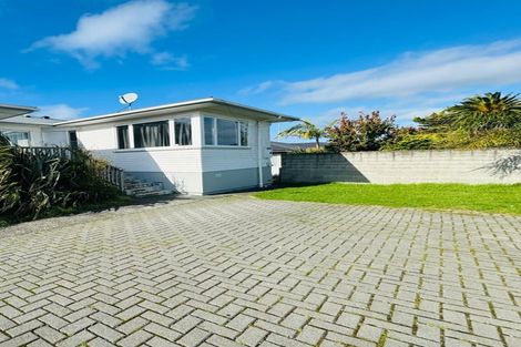 Photo of property in 3/4313 Great North Road, Glendene, Auckland, 0602