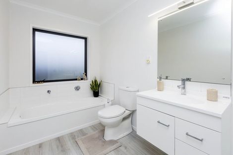 Photo of property in 10 Passchendaele Grove, Trentham, Upper Hutt, 5018