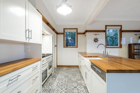 Photo of property in 102 Paremata Road, Paremata, Porirua, 5024