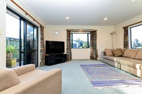 Photo of property in 48 Waiwherowhero Drive, St Andrews, Hamilton, 3200