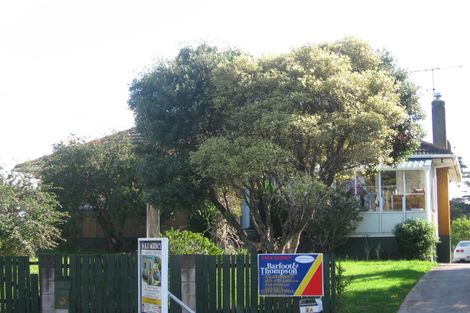 Photo of property in 2 Serjeant Street, Henderson, Auckland, 0612