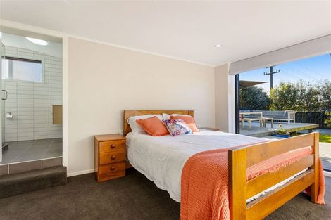 Photo of property in 123 Waimumu Road, Massey, Auckland, 0614