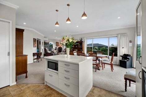 Photo of property in 2 Manurau Crescent, Merrilands, New Plymouth, 4312