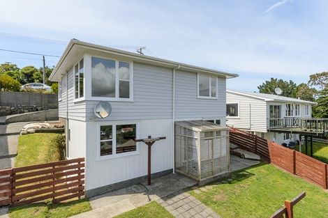 Photo of property in 43 Turville Crescent, Newlands, Wellington, 6037