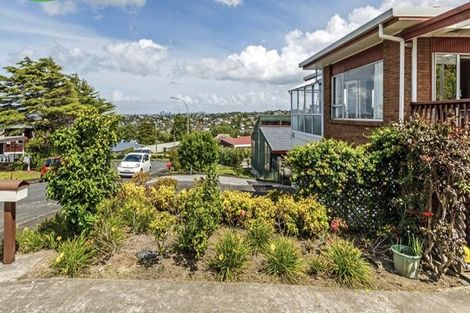 Photo of property in 16 Colin Wild Place, Glenfield, Auckland, 0629