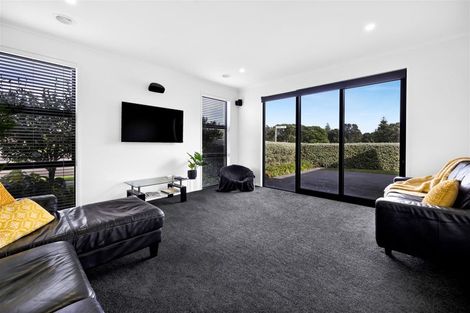 Photo of property in 6 Pebble Beach Court, Waiwhakaiho, New Plymouth, 4312