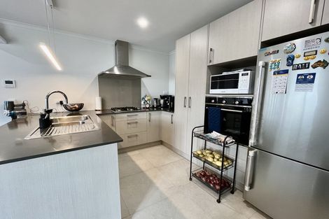 Photo of property in 16 Whareatua Avenue, Takanini, 2112