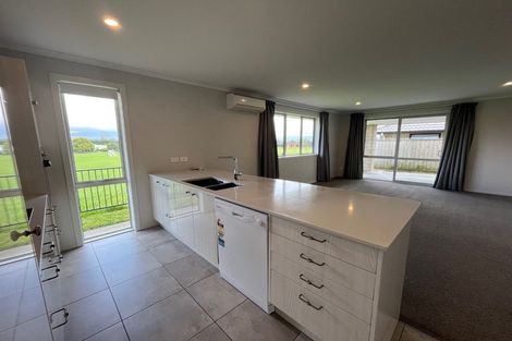 Photo of property in 28 Richardson Road, Omokoroa, 3114