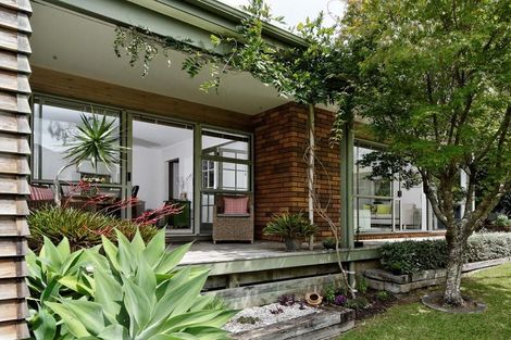 Photo of property in 13 La Roche Place, Northcote, Auckland, 0627