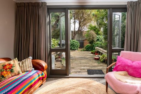 Photo of property in 19 Moir Street, Mount Victoria, Wellington, 6011