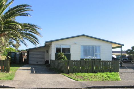 Photo of property in 11 Goldie Place, Waikanae Beach, Waikanae, 5036