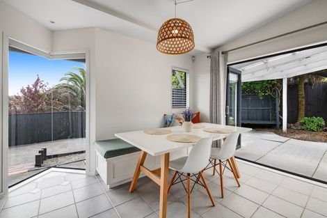 Photo of property in 2/20 Tawavale Crescent, Totara Vale, Auckland, 0629