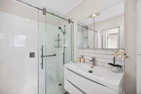 Photo of property in 32b Kiwi Esplanade, Mangere Bridge, Auckland, 2022