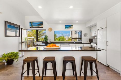 Photo of property in 123 Carlisle Road, Northcross, Auckland, 0632