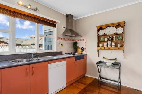 Photo of property in 1/10 Knights Road, Rothesay Bay, Auckland, 0630