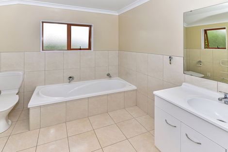 Photo of property in 63c Redoubt Road, Goodwood Heights, Auckland, 2105