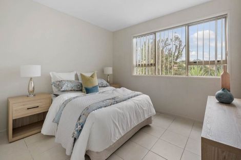 Photo of property in 1/10 Mcquoid Place, Glenfield, Auckland, 0629