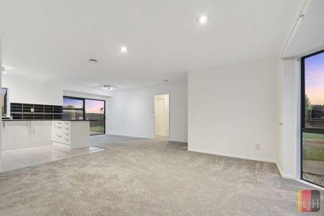 Photo of property in 18 Randwick Place, Randwick Park, Auckland, 2105