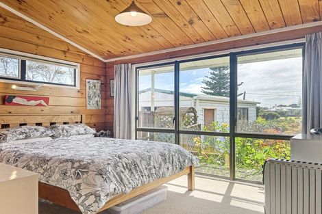 Photo of property in 1a Field Way, Waikanae Beach, Waikanae, 5036