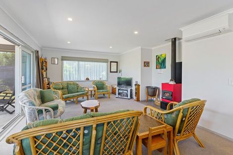 Photo of property in 5 Tauhou Place, Waikanae, 5036