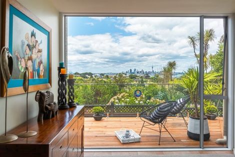 Photo of property in 65a Exmouth Road, Northcote, Auckland, 0627