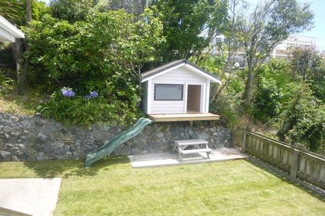 Photo of property in 124 Nevay Road, Karaka Bays, Wellington, 6022