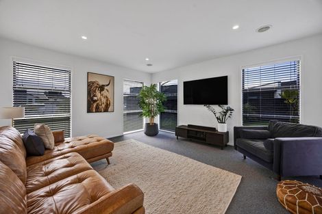 Photo of property in 5 Augusta Grove, Waiwhakaiho, New Plymouth, 4312