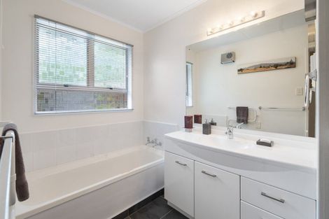 Photo of property in 18 Clifton Terrace, Fitzherbert, Palmerston North, 4410