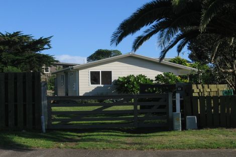 Photo of property in 9 Goldie Place, Waikanae Beach, Waikanae, 5036