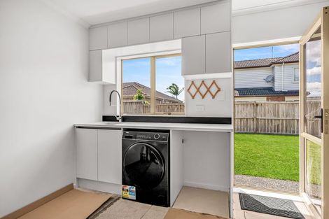 Photo of property in 5 Moravale Lane, Flat Bush, Auckland, 2016
