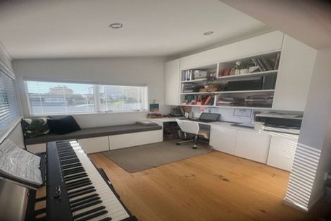 Photo of property in 4 Pavola Grove, Glenfield, Auckland, 0629