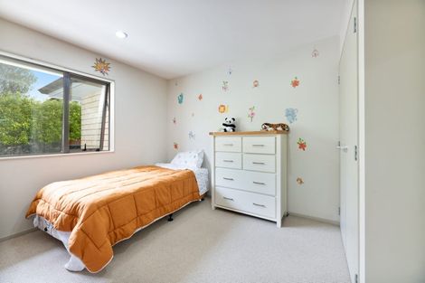 Photo of property in 112 Lake Panorama Drive, Henderson Valley, Auckland, 0612