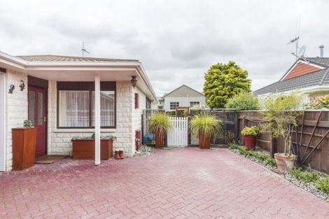 Photo of property in 12 Fraser Court, Roslyn, Palmerston North, 4414