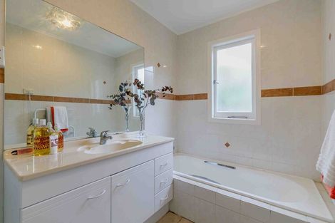 Photo of property in 26 Bucklands Beach Road, Bucklands Beach, Auckland, 2012