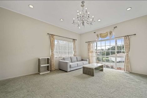 Photo of property in 12 De Havilland Drive, Goodwood Heights, Auckland, 2105