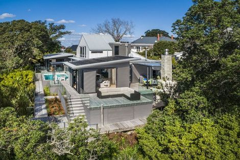 Photo of property in 10a First Avenue, Stanley Point, Auckland, 0624