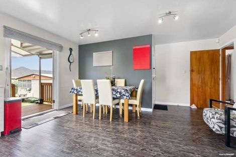 Photo of property in 32 Gloria Avenue, Te Atatu Peninsula, Auckland, 0610