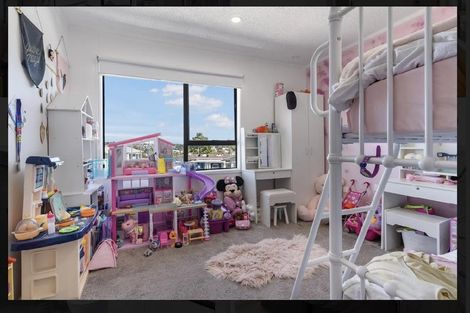 Photo of property in 14 Rena Place, West Harbour, Auckland, 0618