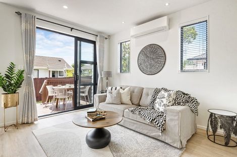 Photo of property in 49a Meadowood Drive, Unsworth Heights, Auckland, 0632