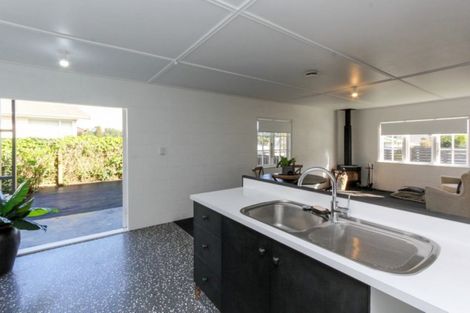 Photo of property in 43 Cumberland Street, Merrilands, New Plymouth, 4312