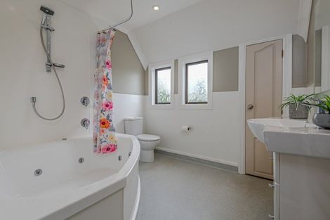 Photo of property in 21 Springdale Grove, Fitzherbert, Palmerston North, 4410