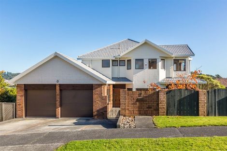 Photo of property in 2 Saunders Close, Whitby, Porirua, 5024