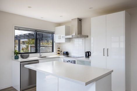 Photo of property in 11 Heta Road, Highlands Park, New Plymouth, 4312