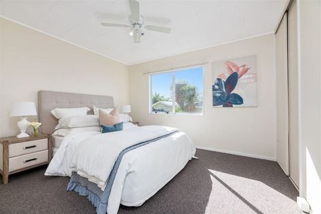 Photo of property in 43 Aldern Road, Massey, Auckland, 0614