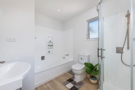 Photo of property in 74 Sylvan Crescent, Te Atatu South, Auckland, 0610